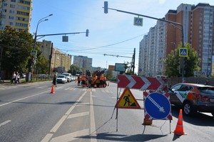 Установка тросового ограждения ведется на Волоколамском шоссе